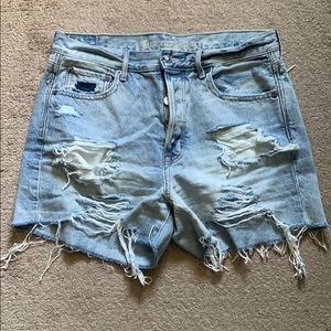Mom styles denim shorts